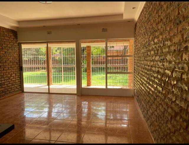 3 BEDROOM PROPERTY TO RENT IN CHROOM PARK